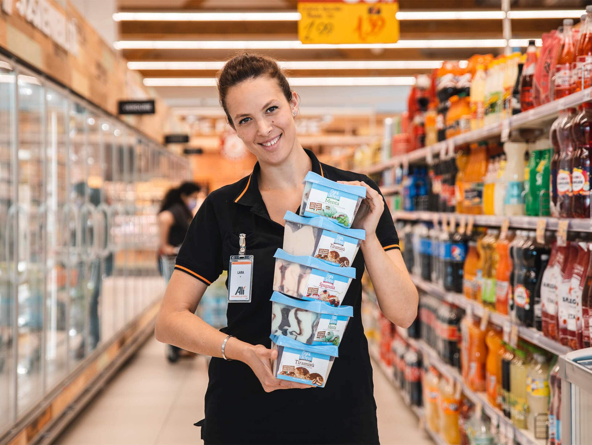 ragazza sorridente con gelati Alì