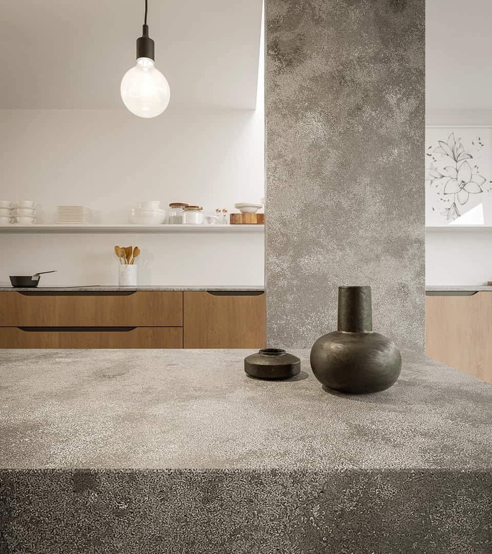 cucina con piano in marmo e oggetti di design